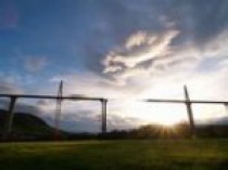 Le viaduc de Millau commence à joindre les deux ...