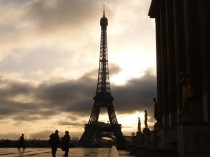 La Tour Eiffel a 120 ans et se teint en brune 