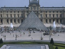 La Pyramide du Louvre, l'un des chefs-d'oeuvre de ...