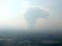 Manifestation écologiste devant une centrale à ...