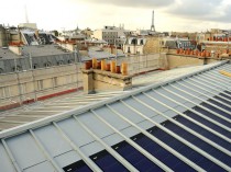 Un bâtiment haussmannien se pare de panneaux ...