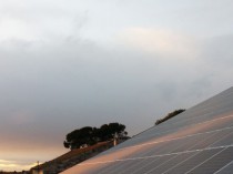 Des silos à grains recouverts de panneaux solaires