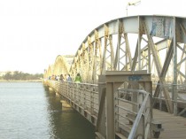 Le pont métallique de Saint-Louis du Sénégal en ...