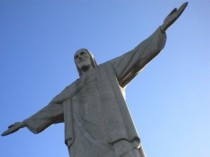 La statue du Christ à Rio couverte de tags