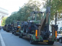 JCB défile sur les Champs Elysées 