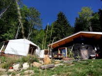 Un chalet et deux yourtes pour maison (1/2)&#160;: ...