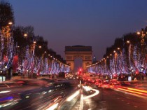 Paris prépare les fêtes en illuminant ses rues