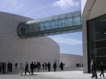 Une passerelle de verre pour un centre biomédical ...