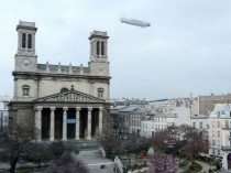 Un ballon dirigeable dans le ciel de Paris