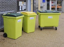 Des poubelles fabriquées à partir de... canne à ...