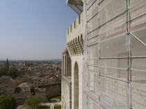 La chaux redonne au Palais des Papes sa couleur ...