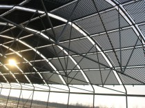 Une serre tunnel équipée de panneaux solaires