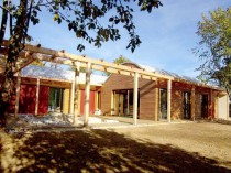 Une maison bois bioclimatique à deux ailes ...