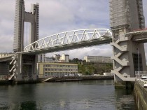 Hissage de la travée du Pont de Recouvrance de ...