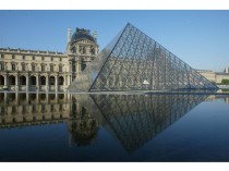 Les Pyramides du Louvre se mettent aux diodes