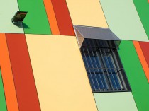 Une façade cintrée multicolore pour le centre ...
