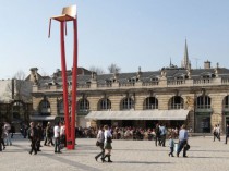 Une chaise de 10 mètres de haut en plein coeur de ...