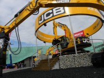 JCB s'étonne du mouvement tonique du matériel de ...