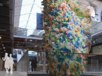 Une sculpture participative en sacs de plastique ...