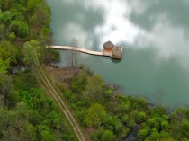 Un domaine où les cabanes flottent sur l'eau et ...