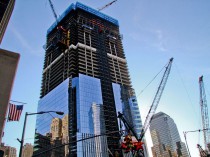 Pose de la dernière poutre du World Trade Center 4