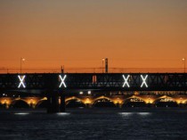 A Bordeaux, la passerelle Eiffel s'illumine