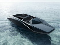 Zaha Hadid aux commandes d'un bateau