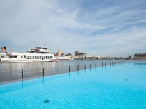 Une piscine géante filtrée par un champ de ...