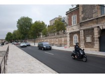 Paris : piétons et voitures cohabitent sur la ...