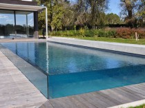 Une piscine qui joue la transparence totale ...