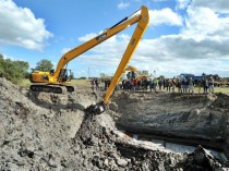 Une pelleteuse longue portée pour déterrer un ...