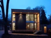 Une maison bois en forme de cube