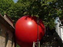 Une boule rouge géante à l'assaut de Paris