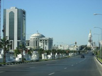 Achkhabad, capitale couverte de marbre blanc