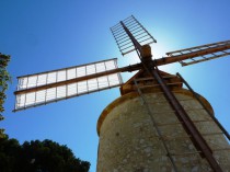 Un moulin provençal renaît de ses cendres 
