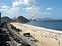 Une cascade jaillit d'une tour à Rio