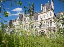 Un jardin éphémère devant l'Hôtel de Ville de ...