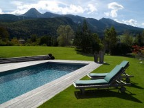 Une piscine d'altitude subtilement intégrée 