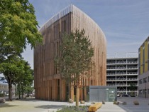 Un bâtiment en bois en forme de goutte d'eau pour ...