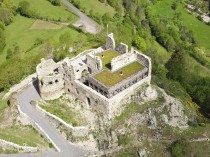 Une toiture végétalisée sur un château du 13e ...