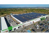 Une centrale photovoltaïque sur le toit d'une ...