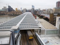 Londres accueille le plus grand pont solaire du ...