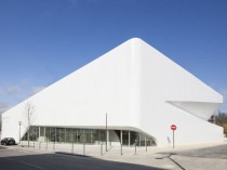 Un gymnase déploie ses voiles de béton à Massy