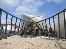 Un grand 8 en alu pour les fidèles de l'église ...