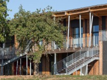 Un bâtiment de bois en bordure de la forêt de ...