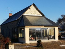 Une maison se chauffe par le sol grâce au soleil