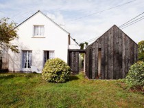 Une extension en bois brûlé dans un secteur ...