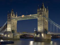 Le Tower Bridge se pare de verre