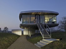 Une maison en aluminium juchée sur pilotis