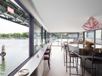 Une péniche avec vue panoramique sur la Seine